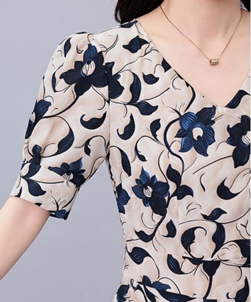 &soiree(アンドソワレ)の「Vネックレトロフラワーフレアワンピース(ワンピース・レディース・オフホワイト・X-LARGE/LARGE/MEDIUM)」の5枚目の写真