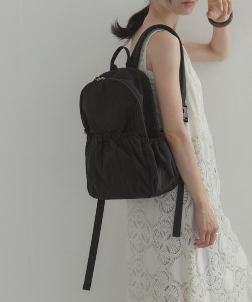 URBAN RESEARCH DOORS(アーバンリサーチドアーズ)の「撥水10ポケットリュック(バックパック/リュック・レディース・ベージュ/ブラック・-)」の1枚目の写真