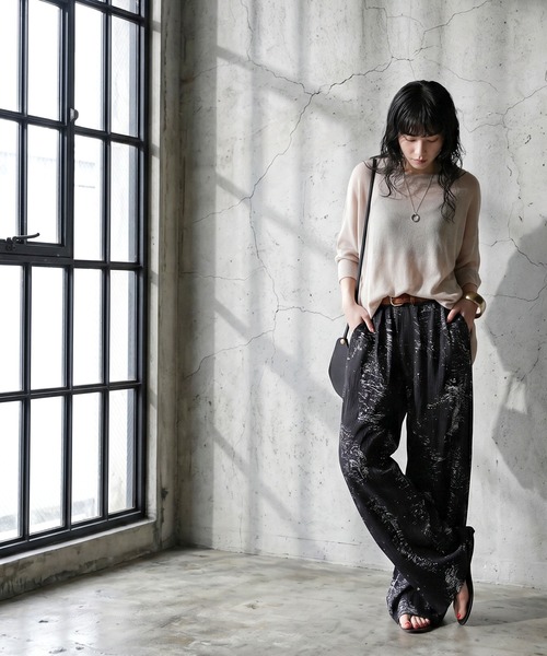antiqua(アンティカ)の「総柄 プリーツ ワイドパンツ(その他パンツ・レディース・グレー/ライム/ブラック・ONESIZE)」の5枚目の写真
