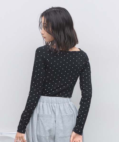 &. NOSTALGIA(アンドドットノスタルジア)の「カップ付ドットオフショルプルオーバー(Tシャツ/カットソー・レディース・オフホワイト/ブラック・FREE)」の5枚目の写真