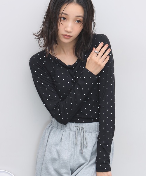 &. NOSTALGIA(アンドドットノスタルジア)の「カップ付ドットオフショルプルオーバー(Tシャツ/カットソー・レディース・オフホワイト/ブラック・FREE)」の7枚目の写真