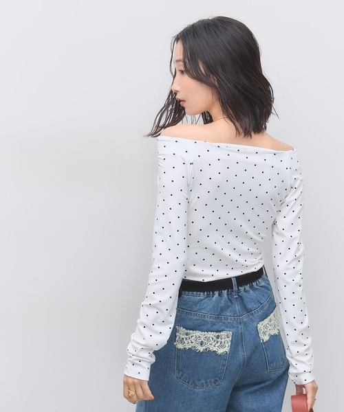 &. NOSTALGIA(アンドドットノスタルジア)の「カップ付ドットオフショルプルオーバー(Tシャツ/カットソー・レディース・オフホワイト/ブラック・FREE)」の13枚目の写真