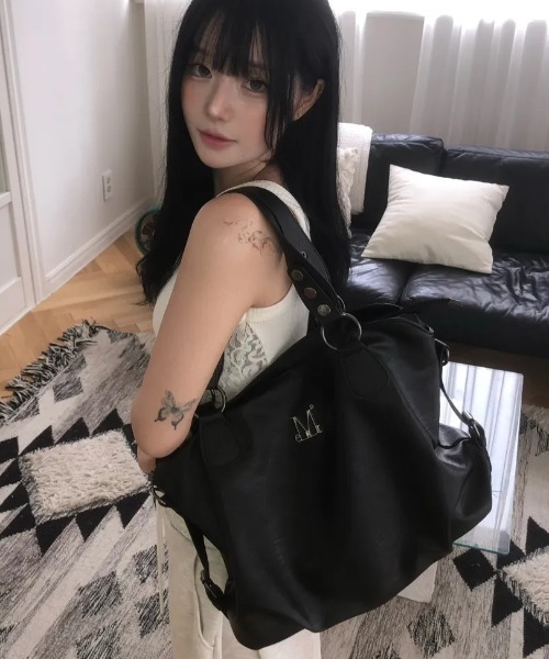 MUCENT(ムセント)の「【日本未発売/WEB限定】MUCENT(ムセント)/ブランド直輸入正規品 大容量 A4サイズ PC収納可能 2WAY ルマメタルロゴレザークロス ショルダーバッグ トートバッグ/LUMA METAL LOGO LEATHER CROSS SHOULDER BAG(ショルダーバッグ・レディース・ブラック・FREE)」の1枚目の写真