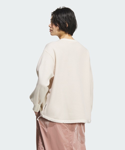 adidas(アディダス)の「ラックスフロー オールデイズ ルーズフィット ワッフル フリース クルーシャツ / ロンT / アディダス adidas(Tシャツ/カットソー・レディース・ホワイト・XX-LARGE/LARGE/MEDIUM/SMALL/X-LARGE/X-SMALL)」の2枚目の写真