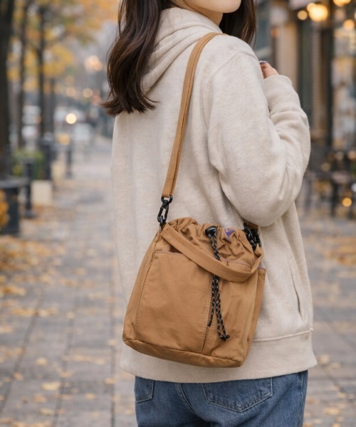 EARTH MADE(アースメイド)の「NYLON x FLEECE 2WAY SHOULDER(トートバッグ・レディース・ベージュ/ネイビー/カーキ・FREE)」の2枚目の写真