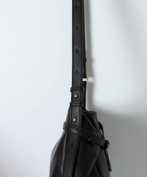 eL（エル）の「【eL】Wrap Bag/1063215（ショルダーバッグ・レディース・ブラック/ボルドー・FREE）」の15枚目の写真