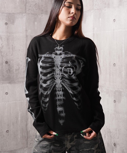 1111clothing(ワンフォークロージング)の「ボーンプリント ワッフルロンTee / Bone Graphic Waffle Long Sleeve T-Shirt(Tシャツ/カットソー・メンズ・オフホワイト/ブラック・M/L)」の1枚目の写真