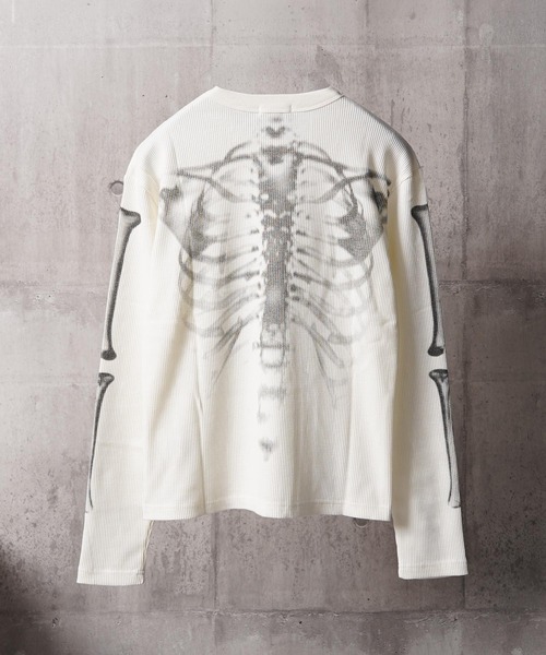 1111clothing(ワンフォークロージング)の「ボーンプリント ワッフルロンTee / Bone Graphic Waffle Long Sleeve T-Shirt(Tシャツ/カットソー・メンズ・オフホワイト/ブラック・M/L)」の5枚目の写真