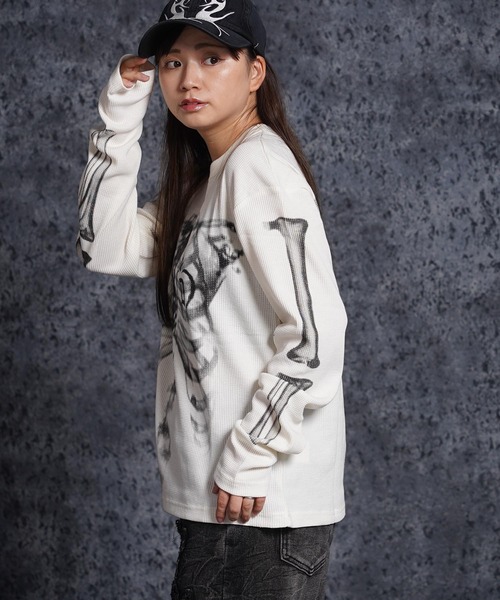1111clothing(ワンフォークロージング)の「ボーンプリント ワッフルロンTee / Bone Graphic Waffle Long Sleeve T-Shirt(Tシャツ/カットソー・メンズ・オフホワイト/ブラック・M/L)」の16枚目の写真