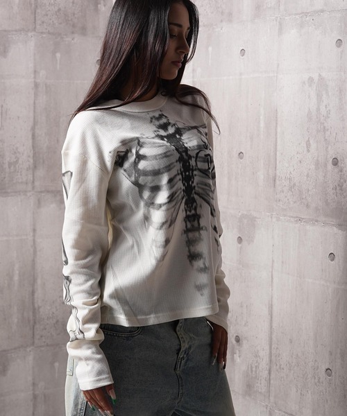 1111clothing(ワンフォークロージング)の「ボーンプリント ワッフルロンTee / Bone Graphic Waffle Long Sleeve T-Shirt(Tシャツ/カットソー・メンズ・オフホワイト/ブラック・M/L)」の8枚目の写真