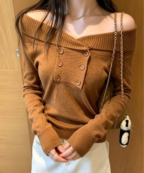 FLINEA(フリネア)の「オフショルダーニットセーター(ニット/セーター・レディース・アイボリー/ブラック/ブラウン/キャメル/グレー・FREE)」の5枚目の写真