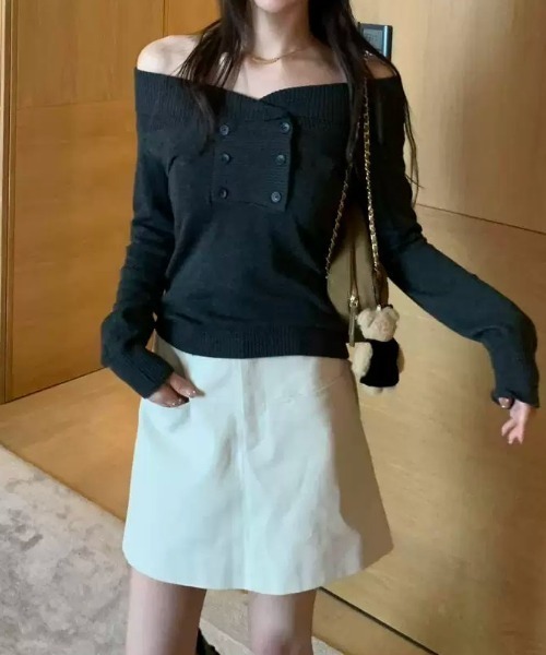 FLINEA(フリネア)の「オフショルダーニットセーター(ニット/セーター・レディース・アイボリー/ブラック/ブラウン/キャメル/グレー・FREE)」の10枚目の写真