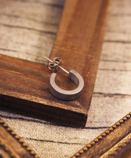 Vaya Con Dios（ヴァヤコンディオス）の「【VayaConDios/ヴァヤコンディオス】ステンレス製フープピアス[片耳用]（ピアス（片耳用）・メンズ・ピンクゴールド/ゴールド/ブラック/シルバー/アンティークシルバー・FREE）」の3枚目の写真