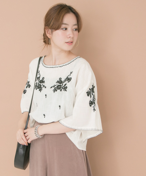 URBAN RESEARCH（アーバンリサーチ）の「刺繍ブラウス（Tシャツ/カットソー・レディース・オフホワイト/スミクロ/オレンジ・FREE）」の2枚目の写真