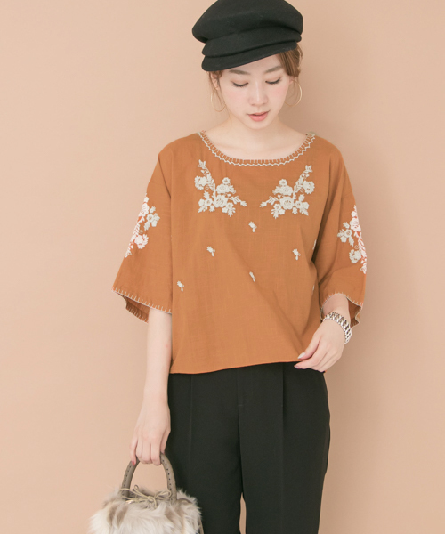 URBAN RESEARCH（アーバンリサーチ）の「刺繍ブラウス（Tシャツ/カットソー・レディース・オフホワイト/スミクロ/オレンジ・FREE）」の3枚目の写真