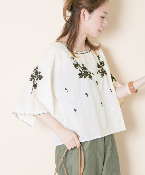 URBAN RESEARCH（アーバンリサーチ）の「刺繍ブラウス（Tシャツ/カットソー・レディース・オフホワイト/スミクロ/オレンジ・FREE）」の4枚目の写真