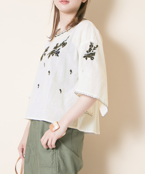 URBAN RESEARCH（アーバンリサーチ）の「刺繍ブラウス（Tシャツ/カットソー・レディース・オフホワイト/スミクロ/オレンジ・FREE）」の5枚目の写真