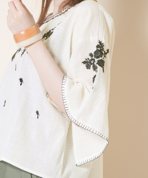 URBAN RESEARCH（アーバンリサーチ）の「刺繍ブラウス（Tシャツ/カットソー・レディース・オフホワイト/スミクロ/オレンジ・FREE）」の6枚目の写真
