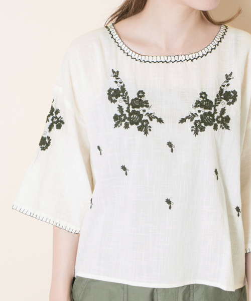 URBAN RESEARCH（アーバンリサーチ）の「刺繍ブラウス（Tシャツ/カットソー・レディース・オフホワイト/スミクロ/オレンジ・FREE）」の7枚目の写真