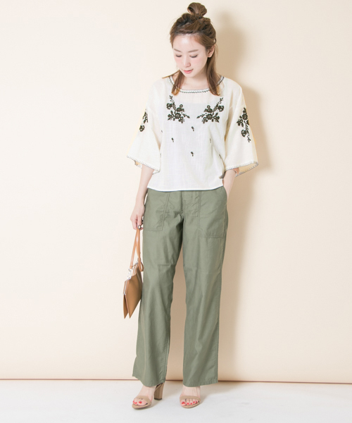 URBAN RESEARCH（アーバンリサーチ）の「刺繍ブラウス（Tシャツ/カットソー・レディース・オフホワイト/スミクロ/オレンジ・FREE）」の8枚目の写真