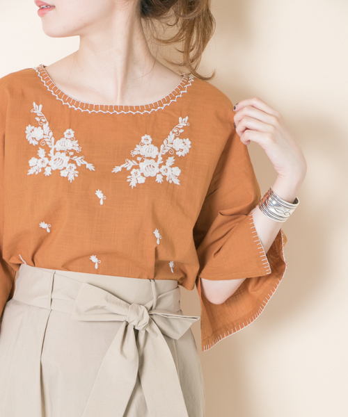 URBAN RESEARCH（アーバンリサーチ）の「刺繍ブラウス（Tシャツ/カットソー・レディース・オフホワイト/スミクロ/オレンジ・FREE）」の9枚目の写真