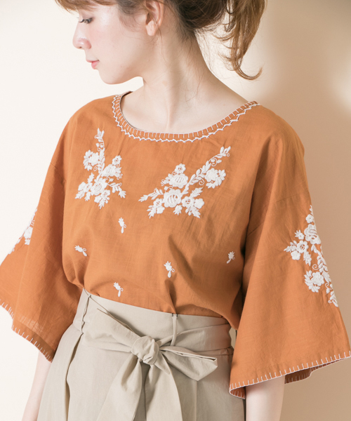 URBAN RESEARCH（アーバンリサーチ）の「刺繍ブラウス（Tシャツ/カットソー・レディース・オフホワイト/スミクロ/オレンジ・FREE）」の10枚目の写真