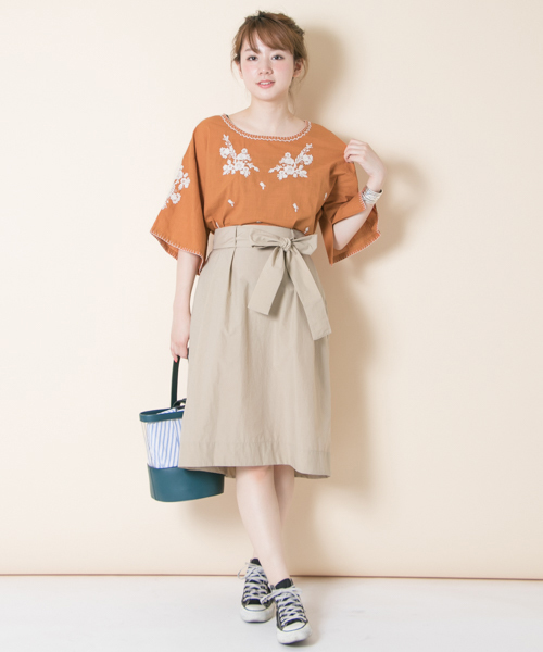 URBAN RESEARCH（アーバンリサーチ）の「刺繍ブラウス（Tシャツ/カットソー・レディース・オフホワイト/スミクロ/オレンジ・FREE）」の11枚目の写真