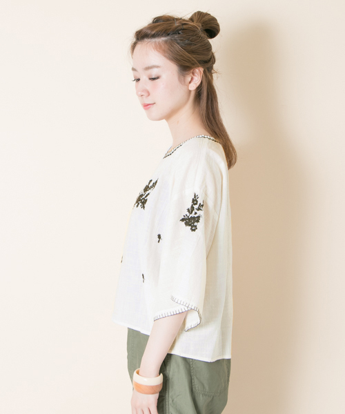 URBAN RESEARCH（アーバンリサーチ）の「刺繍ブラウス（Tシャツ/カットソー・レディース・オフホワイト/スミクロ/オレンジ・FREE）」の14枚目の写真