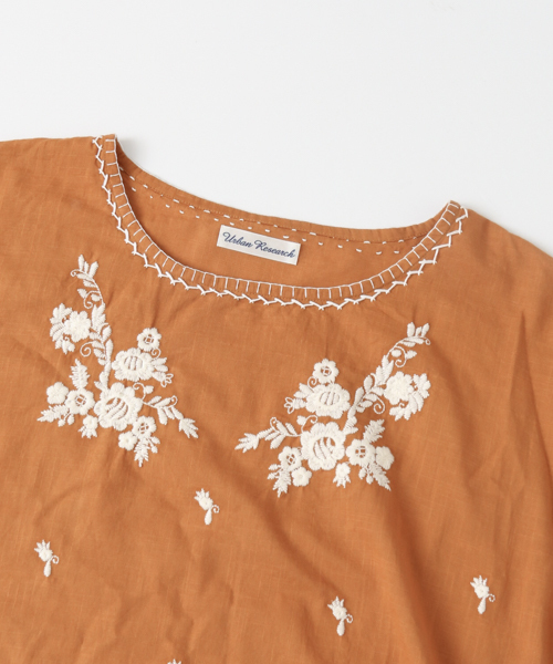 URBAN RESEARCH（アーバンリサーチ）の「刺繍ブラウス（Tシャツ/カットソー・レディース・オフホワイト/スミクロ/オレンジ・FREE）」の16枚目の写真