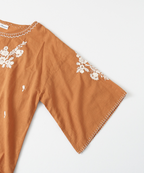 URBAN RESEARCH（アーバンリサーチ）の「刺繍ブラウス（Tシャツ/カットソー・レディース・オフホワイト/スミクロ/オレンジ・FREE）」の17枚目の写真