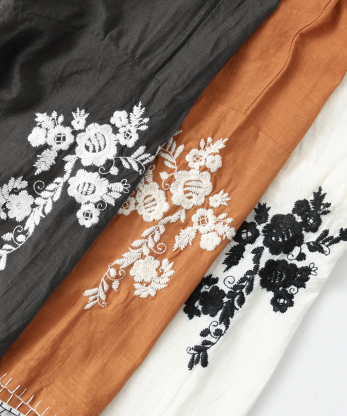 URBAN RESEARCH（アーバンリサーチ）の「刺繍ブラウス（Tシャツ/カットソー・レディース・オフホワイト/スミクロ/オレンジ・FREE）」の22枚目の写真