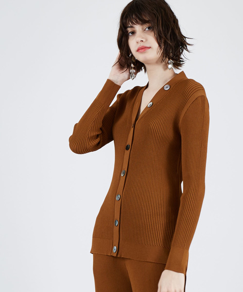 UNITED TOKYO（ユナイテッドトウキョウ）の「Vネックリブカーデ（カーディガン/ボレロ・レディース・ブラック/キャメル/オフホワイト・1）」の2枚目の写真