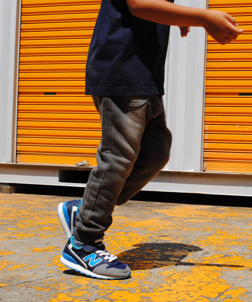 BEATJIVE(ビートジャイブ)の「キッズ カットデニム ちょいサルエルパンツ スウェットパンツ イージーパンツ ジョガーパンツ(デニムパンツ・キッズ・ブラック/グレー・120/130/140)」の18枚目の写真