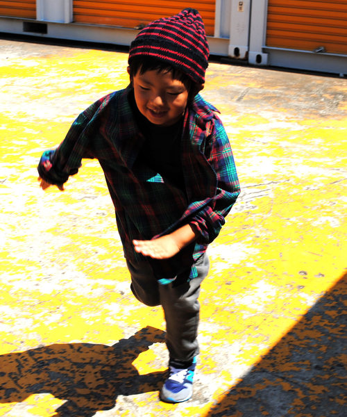 BEATJIVE(ビートジャイブ)の「キッズ カットデニム ちょいサルエルパンツ スウェットパンツ イージーパンツ ジョガーパンツ(デニムパンツ・キッズ・ブラック/グレー・120/130/140)」の22枚目の写真