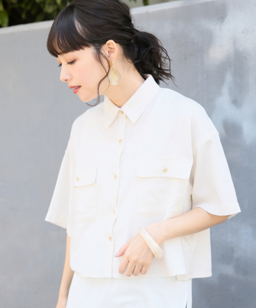 LOWRYS FARM（ローリーズファーム）の「リネンショートシャツＳＳ　833664（シャツ/ブラウス・レディース・ベージュ/オフホワイト/レッド・FREE）」の2枚目の写真