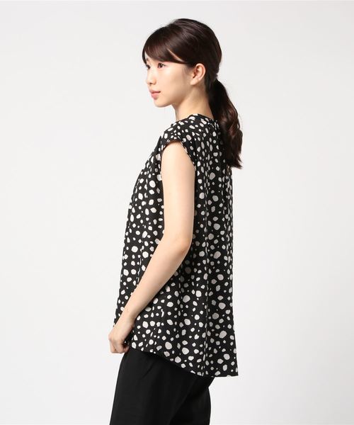 Petit Honfleur(プチオンフルール)の「フレンチスリーブブラウス(シャツ/ブラウス・レディース・ネイビー/ベージュ/ブラック・9号/11号/13号)」の5枚目の写真