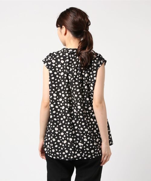 Petit Honfleur(プチオンフルール)の「フレンチスリーブブラウス(シャツ/ブラウス・レディース・ネイビー/ベージュ/ブラック・9号/11号/13号)」の4枚目の写真