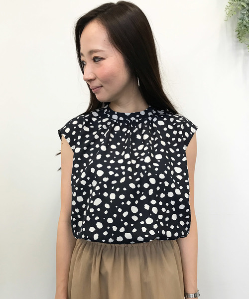 Petit Honfleur(プチオンフルール)の「フレンチスリーブブラウス(シャツ/ブラウス・レディース・ネイビー/ベージュ/ブラック・9号/11号/13号)」の1枚目の写真