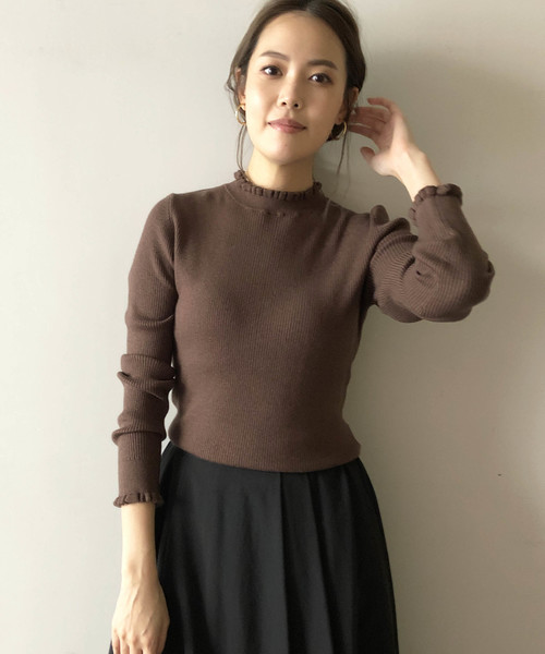 PICCIN（ピッチン）の「VILOFT袖＆衿フリルニット（ニット/セーター・レディース・グリーン/ライトグリーン/ピンク/レッド/ダークブラウン/オフホワイト/ブラック/ベージュ/ブルー/マスタード・MEDIUM）」の3枚目の写真