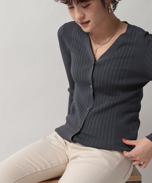 NOLLEY’S Sophi（ノーリーズソフィ）の「リブVネックカーディガン（カーディガン/ボレロ・レディース・オフホワイト/グレー/ライトグリーン/サーモンピンク・38）」の3枚目の写真