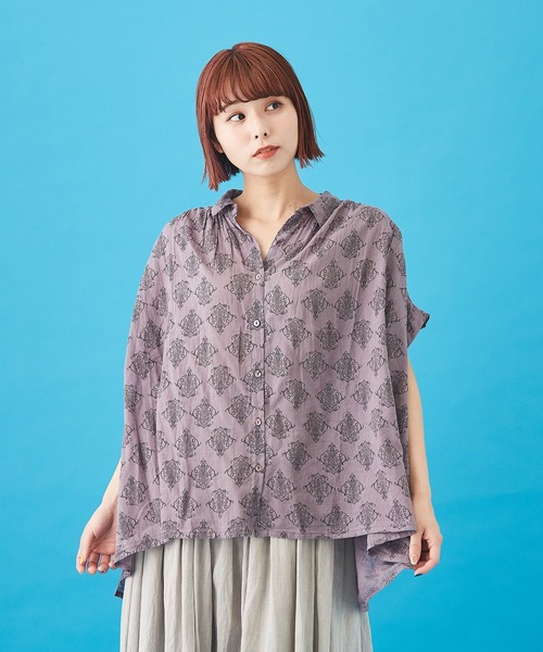 CUBE SUGAR（キューブシュガー）の「WEB限定 ボイル プリント 製品染め ギャザー シャツ（シャツ/ブラウス・レディース・チャコールグレー/ベージュ/パープル/カーキ・M）」の4枚目の写真