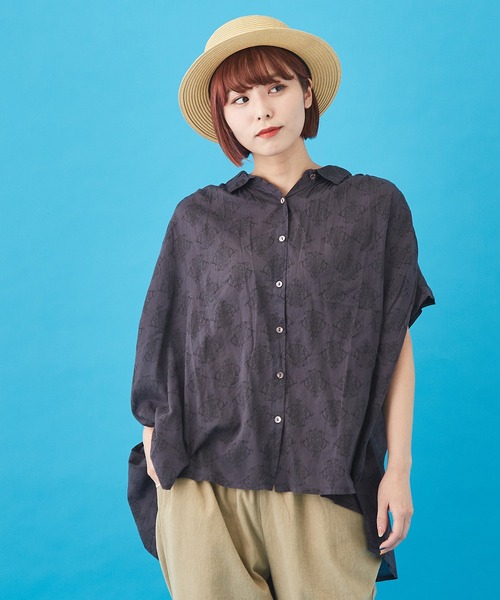 CUBE SUGAR（キューブシュガー）の「WEB限定 ボイル プリント 製品染め ギャザー シャツ（シャツ/ブラウス・レディース・チャコールグレー/ベージュ/パープル/カーキ・M）」の2枚目の写真