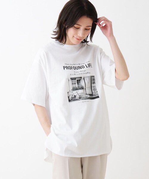 SHOO・LA・RUE(シューラルー)の「◆USAコットンアソートプリントラウンドヘムTシャツ(Tシャツ/カットソー・レディース・ホワイト系その他3/ベージュ系その他4/ブラック系1/ベージュ系2/ライトグリーン系/ホワイト系その他・04/02/03)」の2枚目の写真