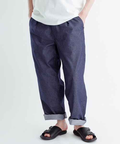 ADAM ET ROPE'(アダムエロペ)の「【ライトテックデニム】接触冷感ワイドイージーパンツ/UNISEX(デニムパンツ・メンズ・ブラック/ネイビー系・M/L)」の1枚目の写真