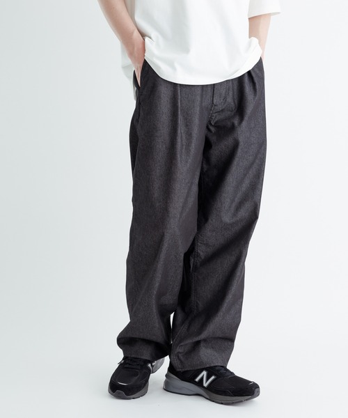 ADAM ET ROPE'(アダムエロペ)の「【ライトテックデニム】接触冷感ワイドイージーパンツ/UNISEX(デニムパンツ・メンズ・ブラック/ネイビー系・M/L)」の2枚目の写真