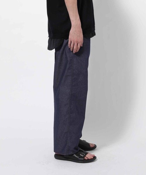 ADAM ET ROPE'(アダムエロペ)の「【ライトテックデニム】接触冷感ワイドイージーパンツ/UNISEX(デニムパンツ・メンズ・ブラック/ネイビー系・M/L)」の5枚目の写真