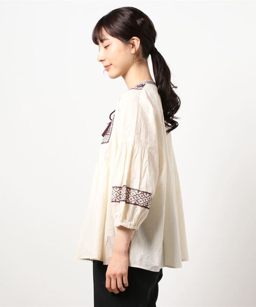 Samansa Mos2（サマンサ モスモス）の「タッセルリボン付刺繍ブラウス（シャツ/ブラウス・レディース・オフホワイト/キナリ/ブラック・ﾌﾘ-）」の4枚目の写真