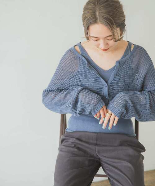 ITEMS URBANRESEARCH（アイテムズ アーバンリサーチ）の「インナーセットショート丈カーディガン（ニット/セーター・レディース・チャコールグレー/ブルー/ベージュ・FREE）」の5枚目の写真