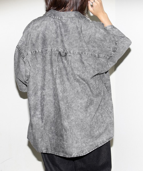 PairPair(ペアペア)の「ケミカルデニムBIGシャツ(ユニセックス)(シャツ/ブラウス・レディース・ブラック/ブルー・FREE)」の3枚目の写真