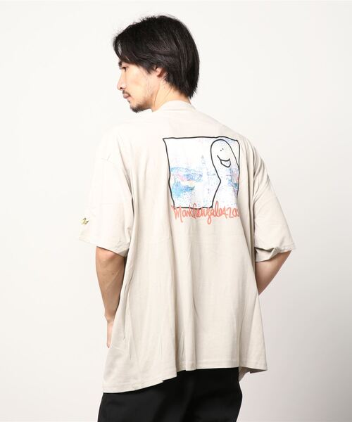 Mark Gonzales（マーク・ゴンザレス）の「Mark Gonzales(マーク ゴンザレス)バックプリントフォト風イラストTシャツ（Tシャツ/カットソー・メンズ・ホワイト/ライトグレー・XL/M/L）」の5枚目の写真